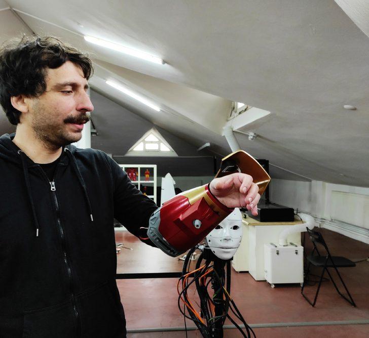 Derisinin altına çip yerleştiren Türk yazılımcı Tolga Özuygur, Iron Man gibi ateş ediyor! G4