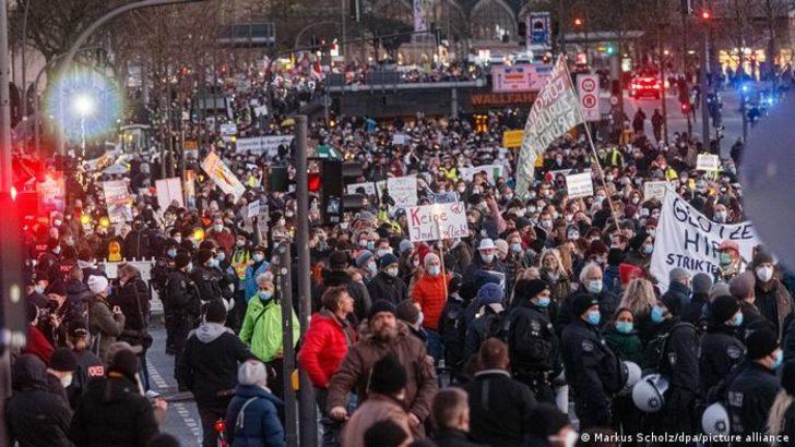 Almanya'nın birçok kentinde korona protestoları düzenlendi