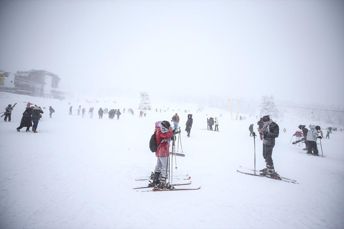 Sezonu yeni a&ccedil;an Uludağ'daki pistler kayak ve snowboard tutkunlarıyla doldu