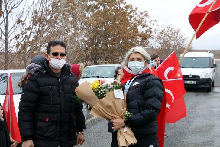 Dünya şampiyonu para tekvandocu Seçil Er memleketinde coşkuyla karşılandı G1
