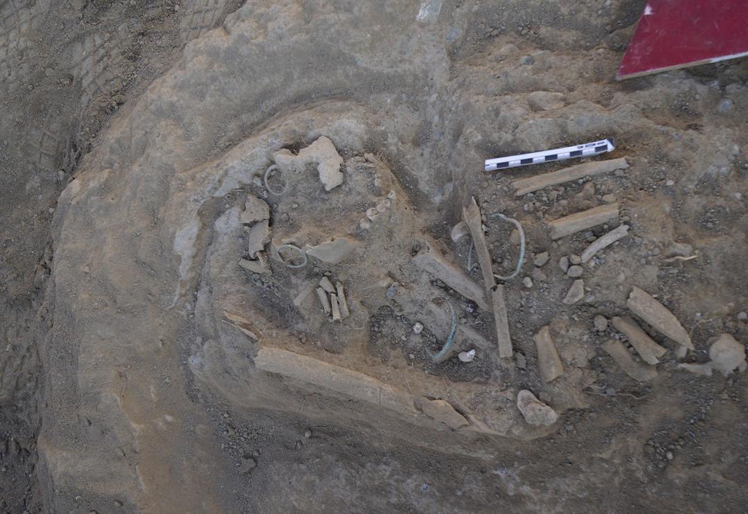 Van'da 10 aydır polisin n&ouml;bet tuttuğu b&ouml;lgede Pers İmparatorluğu'na ait mezar ortaya &ccedil;ıktı