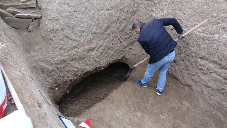 Van'da 10 aydır polisin nöbet tuttuğu bölgede Pers İmparatorluğu'na ait mezar ortaya çıktı G5