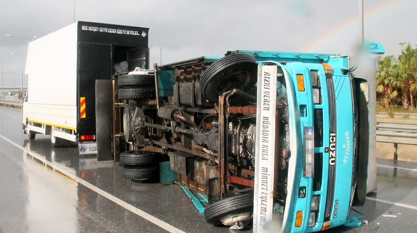 Son dakika: Manavgat'ta şiddetli rüzgar kamyonu devirdi
