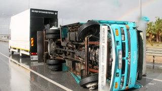 Son dakika: Manavgat'ta şiddetli rüzgar kamyonu devirdi