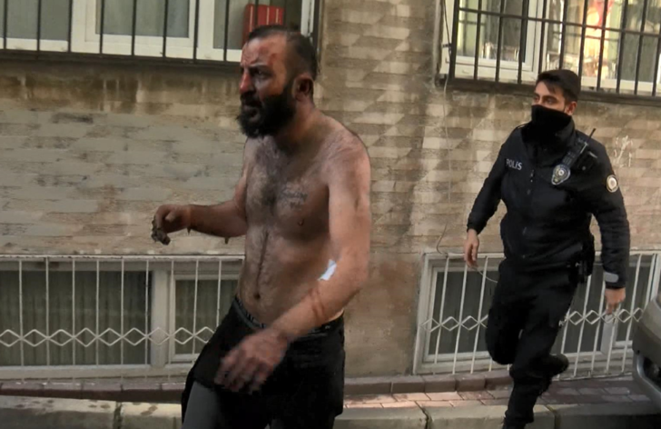 İstanbul Fatih'te ilginç anlar! Yaralı halde ambulanstan inip yanan evini gezdi