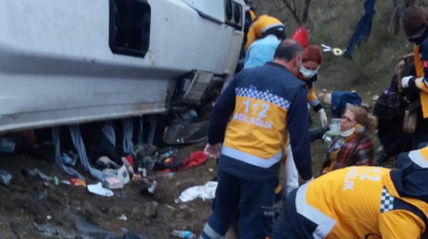 Son dakika: Amasya’da kontrolden çıkan tur otobüsü devrildi! 27 yaralı