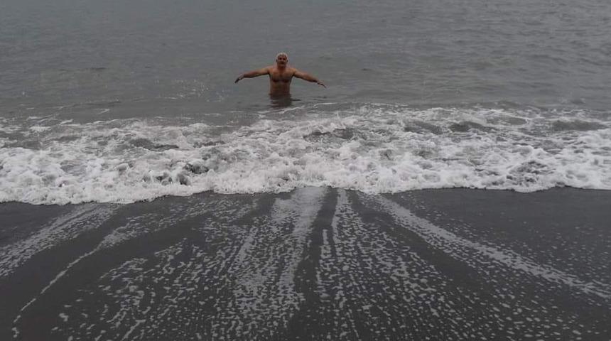 Soğuk hava bile durduramadı! Buz adam dakikalarca kulaç attı