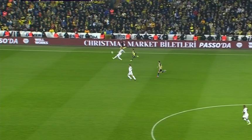 Fenerbahçe-Beşiktaş maçında Vida'ya tepki yağıyor! Yaptığı hata sonrası...