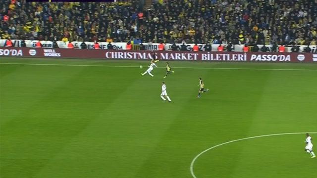 Fenerbahçe-Beşiktaş maçında Vida'ya tepki yağıyor! Yaptığı hata sonrası...