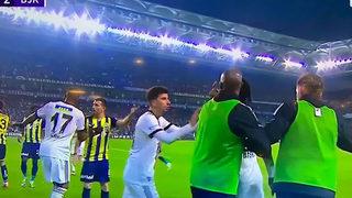 Son dakika: Fenerbahçe-Beşiktaş derbisinde kavga çıktı! Batshuayi ve Serdar Aziz...