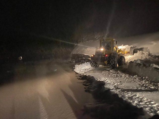 Erzincan-Yedisu kara yolunda mahsur kalan sürücü kurtarıldı