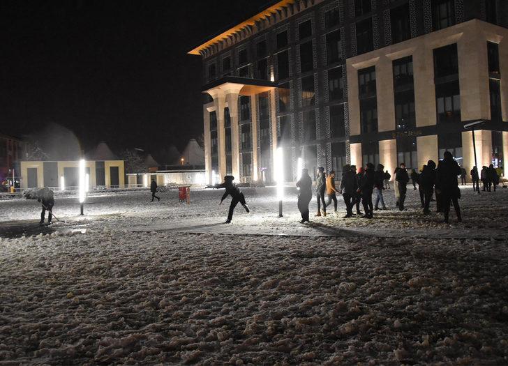 Kütahya'da üniversite öğrencilerinin kar topu keyfi