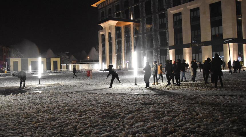 Kütahya'da üniversite öğrencilerinin kar topu keyfi