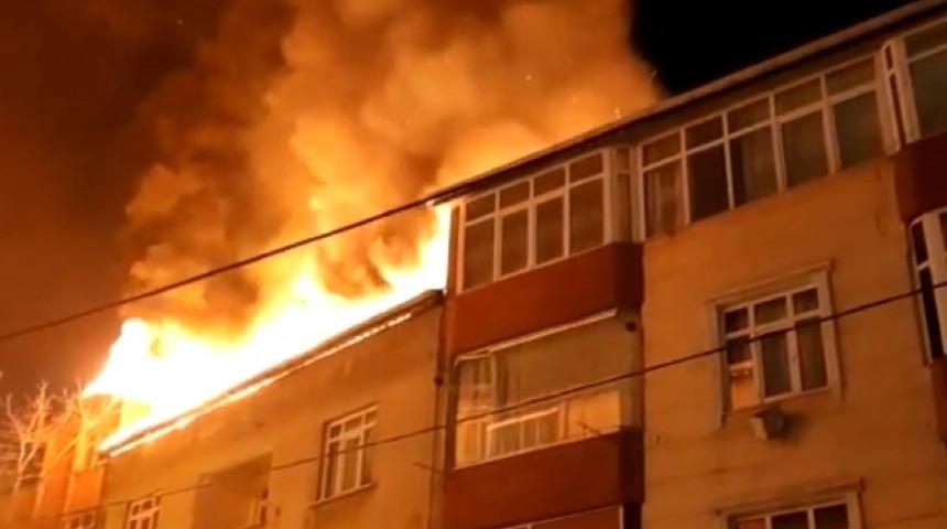 Avcılar'da 3 binanın çatısı yandı! Çatıya çıkan kişi korku dolu anlar yaşattı