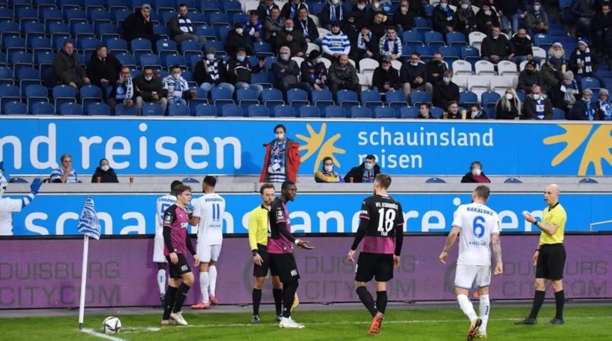 Şok olay! Irkçılık maçı tatil ettirdi