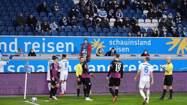 Şok olay! Irkçılık maçı tatil ettirdi