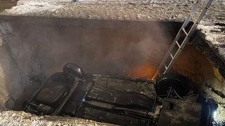 Feci olay! Otomobil, kaynar su çukuruna düştü