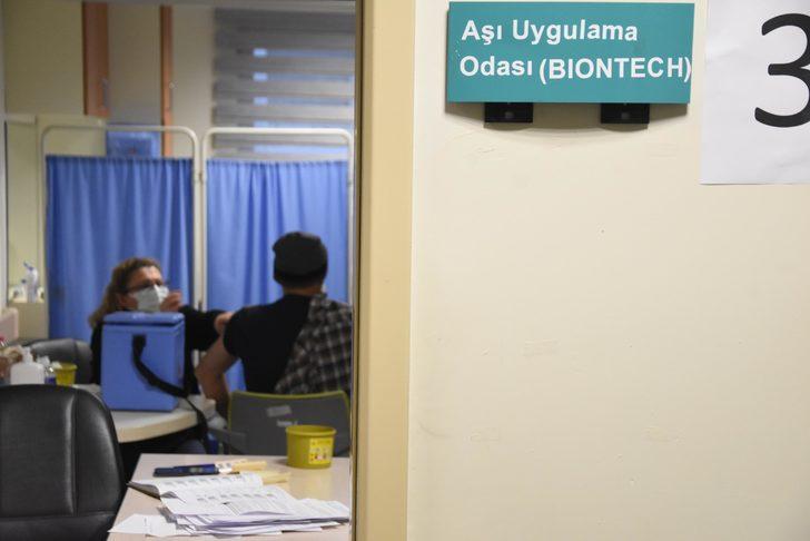 Hatırlatma dozu için hastanenin yolunu tuttular! Günde 15 bin kişi aşı için sıra bekliyor G2