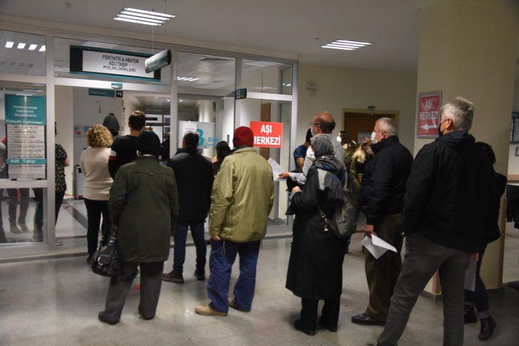 Hatırlatma dozu için hastanenin yolunu tuttular! Günde 15 bin kişi aşı için sıra bekliyor G4