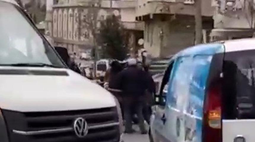 Su satıcısının çalışır halde bıraktığı aracı ileri aldı, tekme-tokat kavga çıktı!