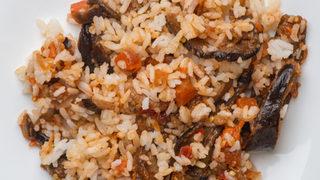 Bir de patlıcanlı deneyin: Patlıcanlı tane tane pilav tarifi