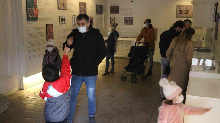 Turistler, Sultan 2. Bayezid Külliyesi Sağlık Müzesi’ne yoğun ilgi gösterdi! “İçimizi ürperten tarihi yaşıyoruz” G4