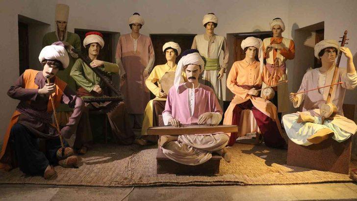 Turistler, Sultan 2. Bayezid Külliyesi Sağlık Müzesi’ne yoğun ilgi gösterdi! “İçimizi ürperten tarihi yaşıyoruz” G5