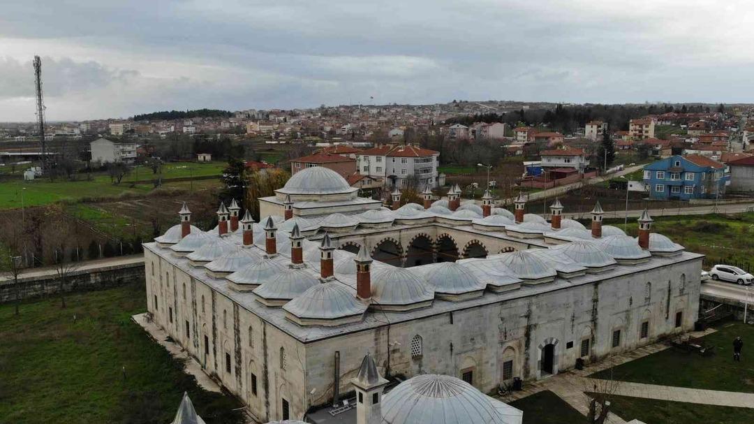 Turistler, Sultan 2. Bayezid K&uuml;lliyesi Sağlık M&uuml;zesi&rsquo;ne yoğun ilgi g&ouml;sterdi! &ldquo;İ&ccedil;imizi &uuml;rperten tarihi yaşıyoruz&rdquo;