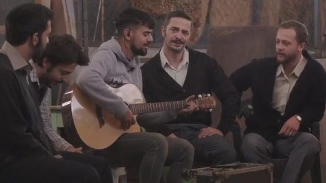 Kıbrıs Zafere Doğru dizisinin başrol oyuncusu Ahmet Kural set çalışanlarıyla türkü söyledi