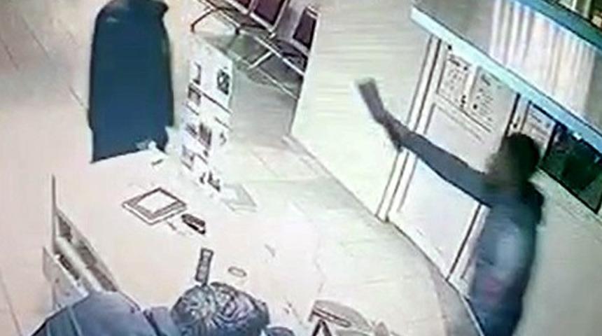 Satırlı saldırgan ve kız arkadaşı hastaneyi birbirine kattı