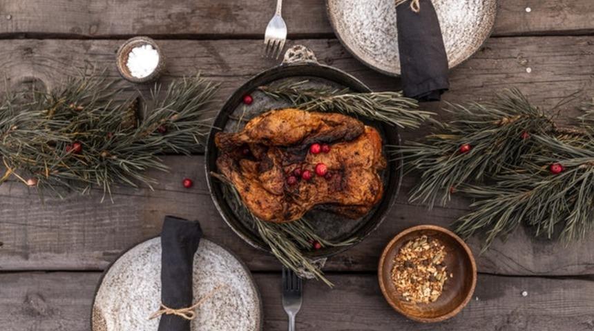 Yılbaşı soframda hindim yok diye üzülmeyin! Yeni yılın vazgeçilmez yemeği hindiyi aratmayacak nefis içi dolu tavuk tarifi