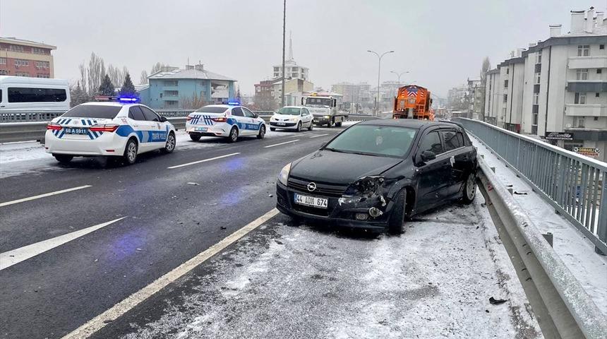 Aksaray'da 9 aracın karıştığı zincirleme kazada 3 kişi yaralandı