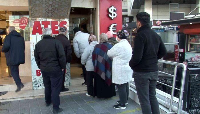 Son dakika haberi: Döviz kurundaki hareketlilik sonrası vatandaşlar döviz bürolarına akın etti