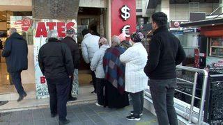 Son dakika haberi: Döviz kurundaki hareketlilik sonrası vatandaşlar döviz bürolarına akın etti