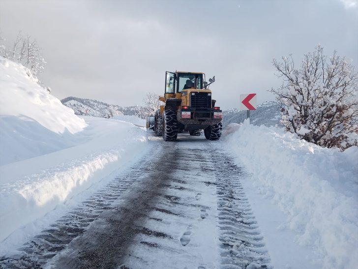Sivas'ta kar yağışı nedeniyle 176 köy yolu ulaşıma kapandı