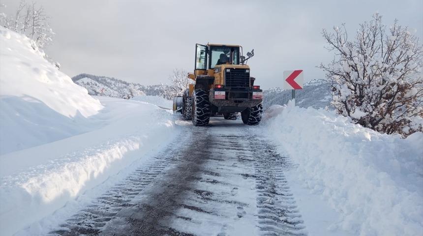 Sivas'ta kar yağışı nedeniyle 176 köy yolu ulaşıma kapandı