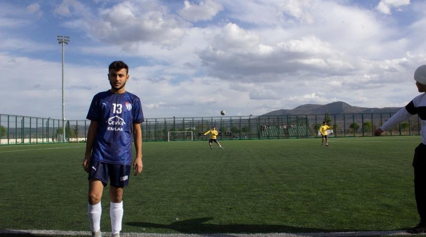 Kırmızı kart gördü, tabancayla rakip takımın soyunma odasını bastı