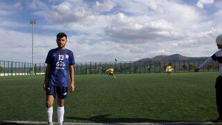 Kırmızı kart gördü, tabancayla rakip takımın soyunma odasını bastı