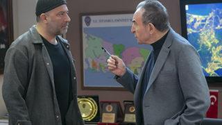 Arka Sokaklar 609. bölüm fragmanı yayınlandı! Rıza Baba, Mesut'a el kaldırıyor