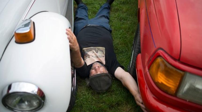 Arabalara özel bir ilgi duyuyor! Şimdiye kadar 1000 sevgilisi olan adamın ilginç hikayesi