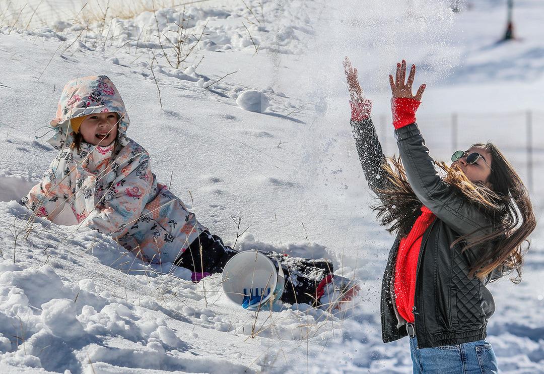 Antalya'da iki mevsim bir arada! Sahilde denize giriyor, zirvede kar topu oynuyorlar