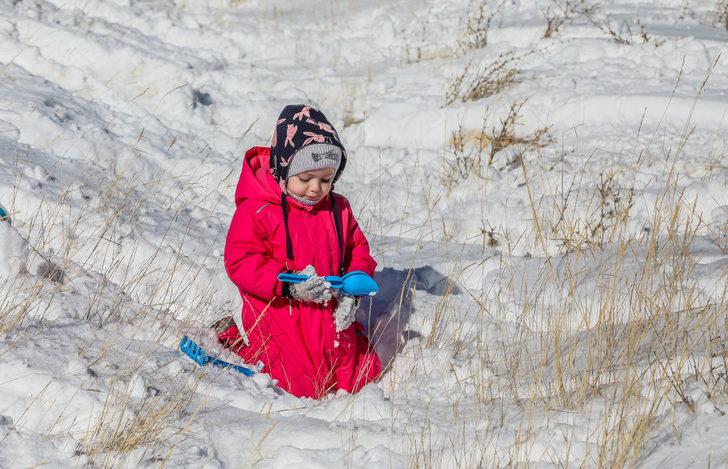 Antalya'da iki mevsim bir arada! Sahilde denize giriyor, zirvede kar topu oynuyorlar G2