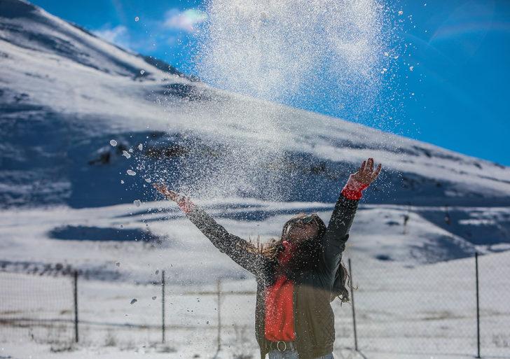 Antalya'da iki mevsim bir arada! Sahilde denize giriyor, zirvede kar topu oynuyorlar G3