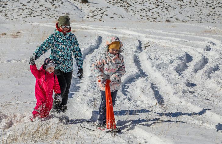 Antalya'da iki mevsim bir arada! Sahilde denize giriyor, zirvede kar topu oynuyorlar G1