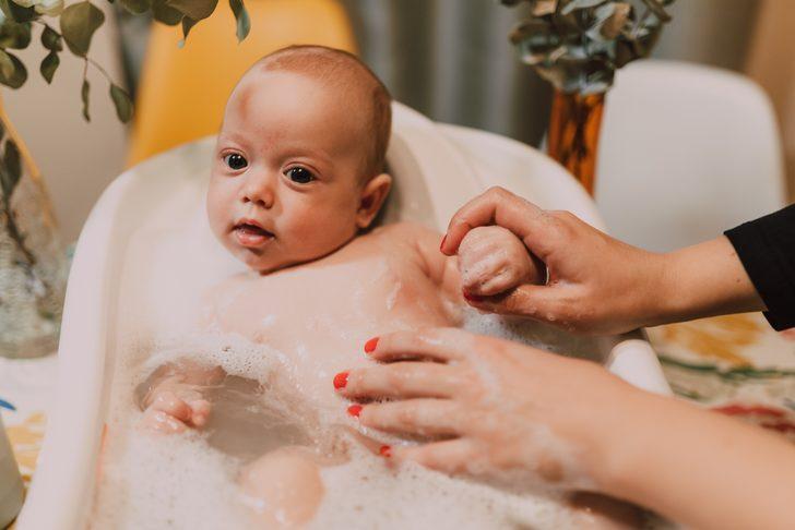 Bebeğinizin gözlerini yakmadan sağlıkla yıkayabileceğiniz en iyi bebek şampuanı çeşitleri