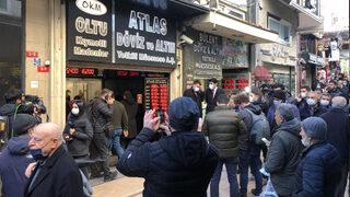 Altın fiyatlarındaki sert düşüş sonrası vatandaşlar Kapalıçarşı'ya akın etti