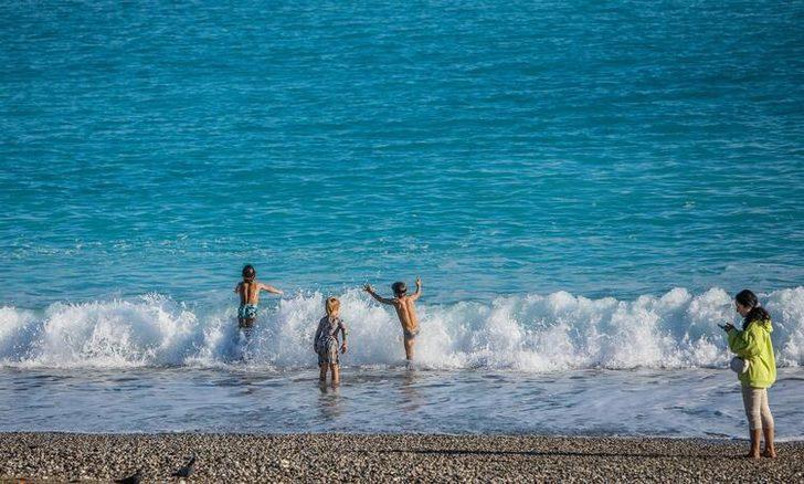 Antalya'da iki mevsim bir arada! Sahilde denize giriyor, zirvede kar topu oynuyorlar G4