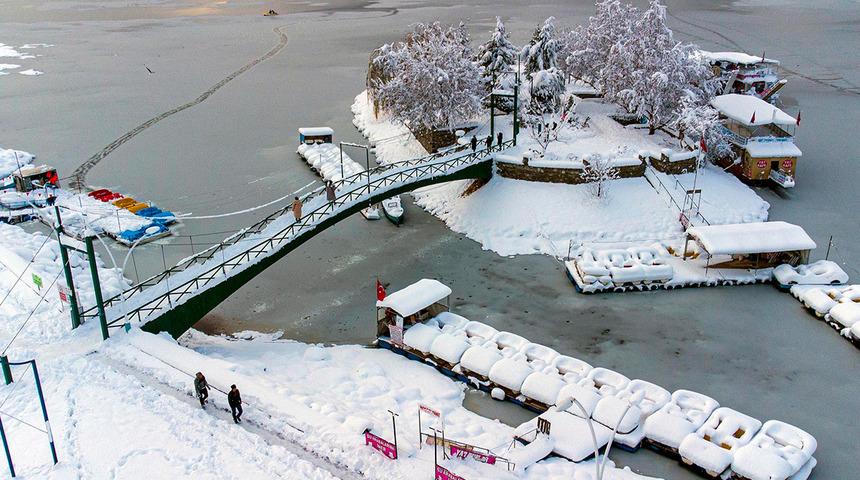 Beyşehir Gölü'nde dikkat çeken görüntüler! Kamyonlarla döktüler...