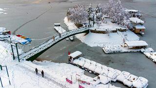 Beyşehir Gölü'nde dikkat çeken görüntüler! Kamyonlarla döktüler...