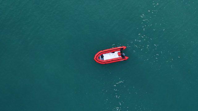 Manş Denizi'nde bir şişme bot